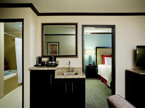 安克雷奇安克里奇市中心皇冠假日酒店的酒店客房设有带床和水槽的浴室