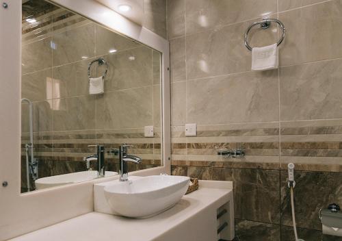 延布فندق جمانة ينبع的一间带水槽和镜子的浴室