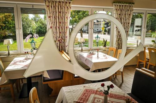 温特贝格波斯特乡村酒店的餐厅用餐室的镜子