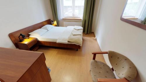 克拉科夫黑珍珠汽车旅馆的一间卧室配有一张床、一张桌子和一把椅子
