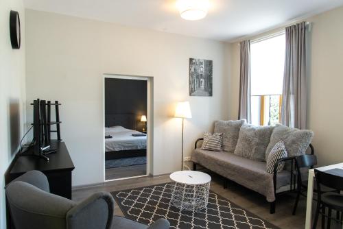 文茨皮尔斯A9A（织工9公寓）公寓的带沙发的客厅和带沙发床的房间