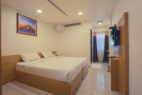 SAAS Residency客房内的一张或多张床位