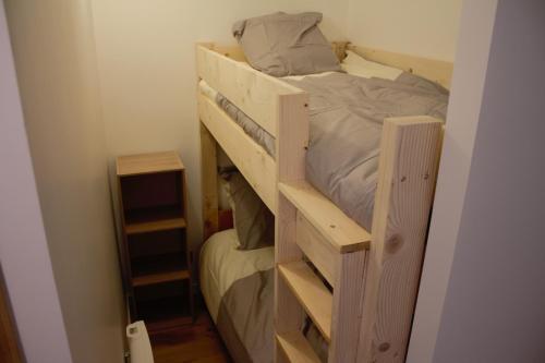 沃雅尼63 Route du Rochas的小房间设有一张木制双层床