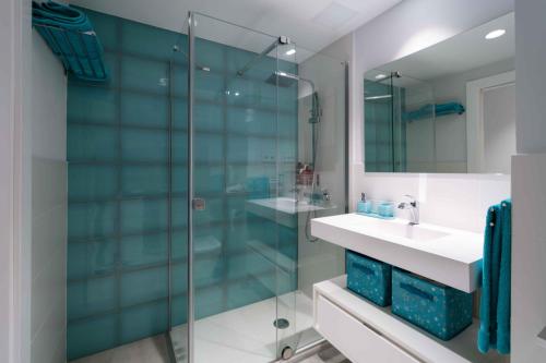 大加那利岛拉斯帕尔马斯Frontline with Blue Views的一间带玻璃淋浴和水槽的浴室