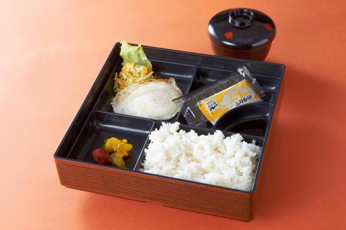 鸟栖市Hotel Silk no Mori (Adult Only)的午餐盒,包括米饭和其他食物