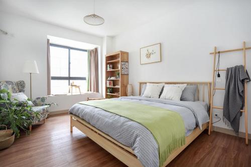 合肥合肥市蜀山区·大溪地·路客精品公寓·00162940的一间卧室配有一张带绿毯的大床