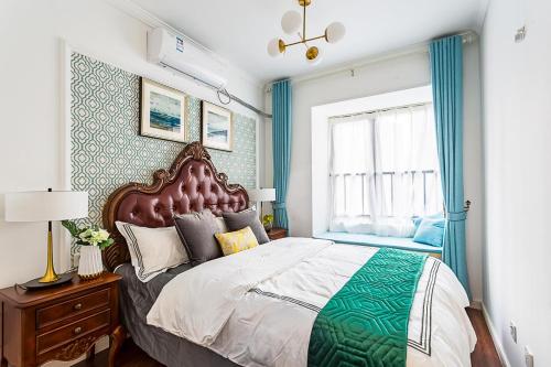 长沙长沙市岳麓区·梅溪湖·路客精品公寓·00165310的一间卧室设有一张大床和一个窗户。