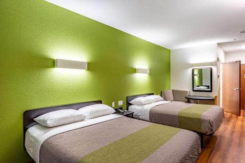 曼凯托Motel 6-Mankato, MN的绿墙客房内的两张床