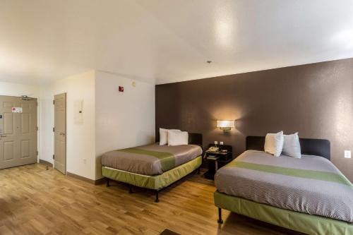 麦卡伦麦卡伦6号一室公寓的一间酒店客房,房间内设有两张床