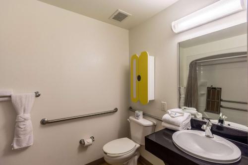 麦卡伦6号一室公寓的一间浴室