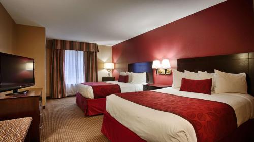 亚历山德里亚会议中心亚历山德里亚贝斯特韦斯特旅馆&套房酒店的酒店客房设有两张床和一台平面电视。