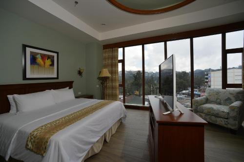 碧瑶百丽宫套房酒店 的酒店客房带床、沙发和窗户