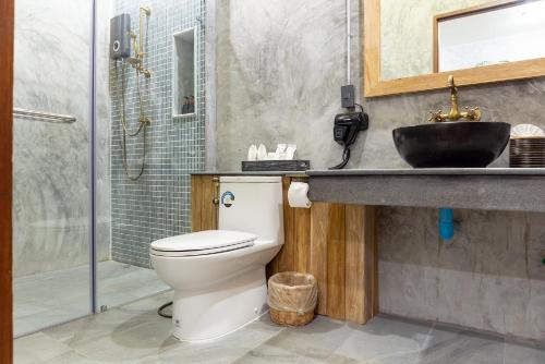 丽贝岛利普别致公寓的浴室配有卫生间、盥洗盆和淋浴。