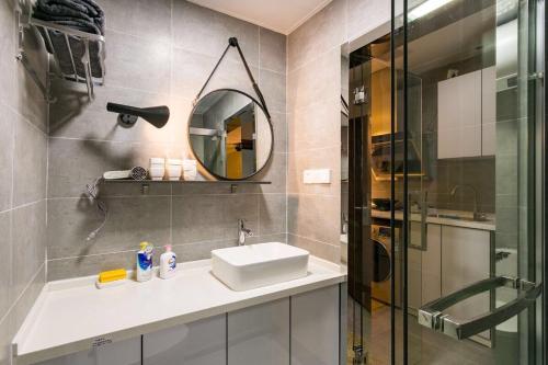 武汉武汉市武昌区·群星城·路客精品公寓·00121940的一间带水槽和镜子的浴室