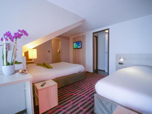 萨尔特河畔萨布雷瑞斯托诺沃撒布莱设计酒店的酒店客房带两张床和紫色鲜花