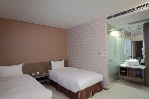 高雄鸟巢顶级商旅的酒店客房带两张床和一间浴室