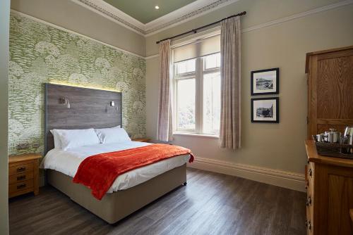 兰迪德诺戈维斯地林克斯酒店的一间卧室设有一张床和一个窗口