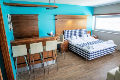 布尔诺内姆阿尔什时尚餐饮酒店的卧室配有一张床和一张桌子及椅子
