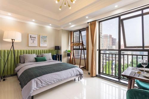 武汉武汉市洪山区·光谷步行街·路客精品公寓·00157650的一间卧室设有一张床和一个大窗户