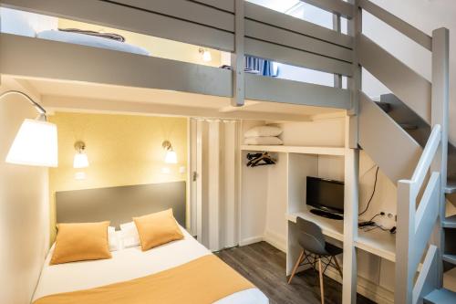 里昂莫兰德露台酒店的一间卧室配有双层床和一张书桌。