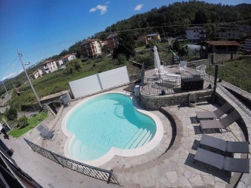 皮尼奥内Villa Paola - Cinque Terre unica! pool e AC!的庭院中间的大型游泳池