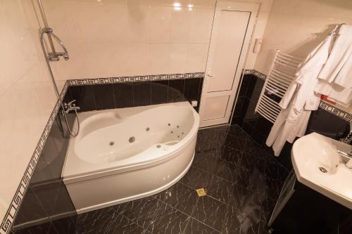 克尔贾利卡尔蒂亚丽酒店的带浴缸和盥洗盆的浴室