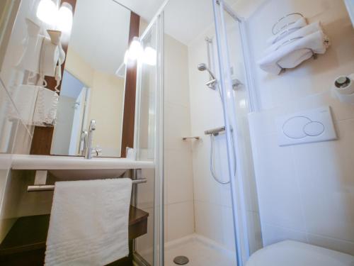 阿朗松阿朗松诺瓦设计酒店的带淋浴和卫生间的浴室