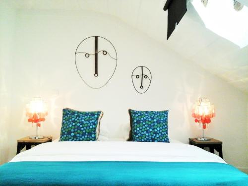 里斯本希亚多感触15旅馆的卧室配有一张面朝墙壁的床铺。