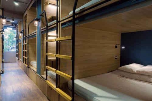 台北东门3号胶囊旅店的带两张双层床的客房和走廊