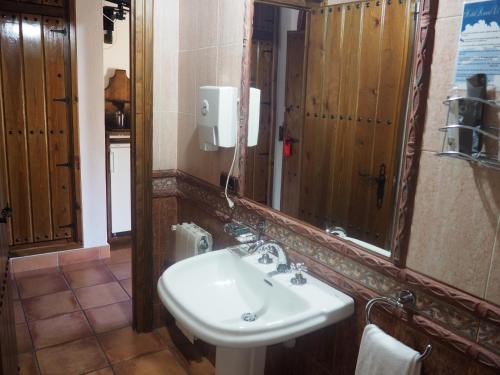 巴伦西亚德亚尔坎塔拉Hotel Rural El Convento的一间带水槽和镜子的浴室