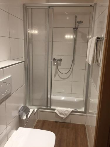 巴特萨尔茨乌夫伦Ferienwohnungen & Apartments Schulte的带淋浴和卫生间的浴室