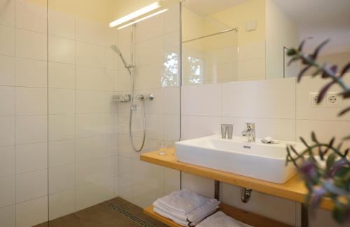 滨湖波德斯多夫纳赫特卡尔捷祖尔丹巴凯特民宿的白色的浴室设有水槽和淋浴。