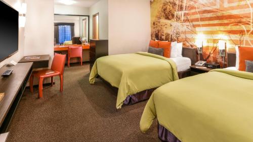 The Tangerine - a Burbank Hotel客房内的一张或多张床位