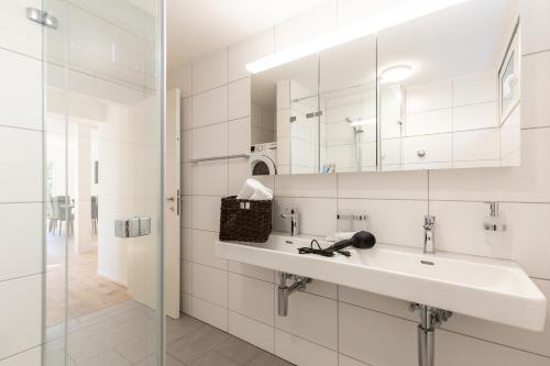 巴塞尔GOOD NIGHT Apartments的一间带水槽和镜子的浴室
