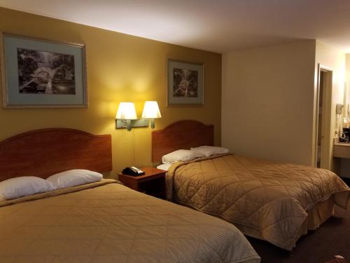 Stay Inn Checotah客房内的一张或多张床位