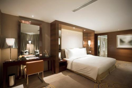City Viva Hotel Macau-Fomerly Hotel Million Dragon Macau客房内的一张或多张床位