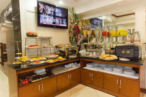 河内Golden Legend Palace Hotel的餐厅的自助餐,展示着食物