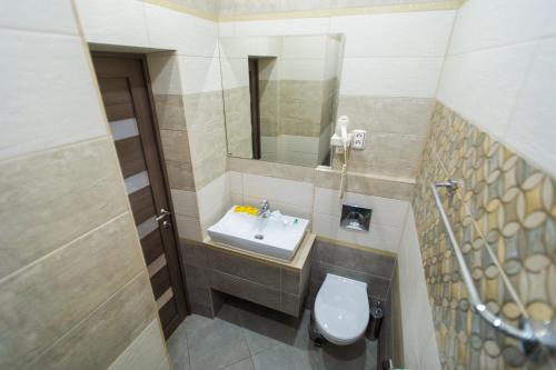 KrutinkaMotel Uyut的一间带水槽和镜子的小浴室