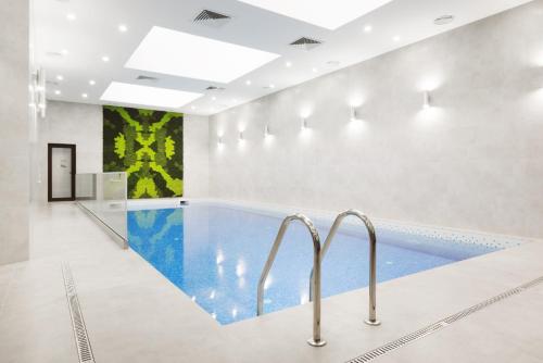 基希讷乌Roxen Hotel&Spa的游泳池,位于带游泳池的建筑内