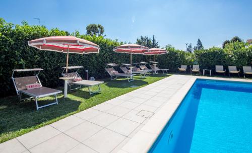 法尔内塞加贝斯特韦斯特优质酒店内部或周边的泳池