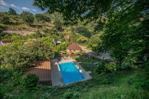 巴尼奥斯德蒙特迈奥尔Chozos Rurales El Solitario的享有庭院游泳池的顶部景色