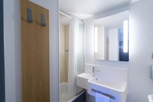 DéolsB&B HOTEL CHATEAUROUX Aéroport的白色的浴室设有水槽和镜子