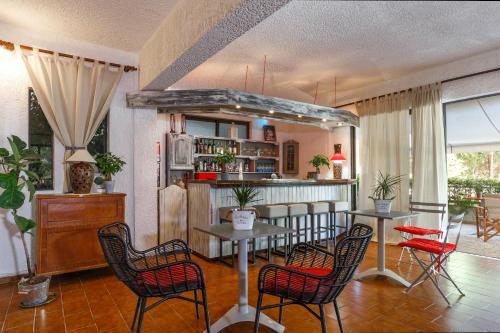罗德镇灵光公寓酒店的一间厨房,里面配有桌椅
