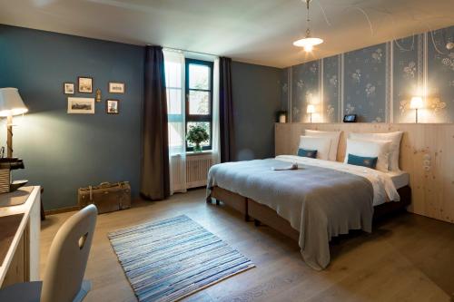慕尼黑Marias Platzl的一间卧室设有一张大床和一个窗户。