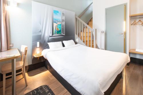 B&B HOTEL Saint-Malo Centre客房内的一张或多张床位