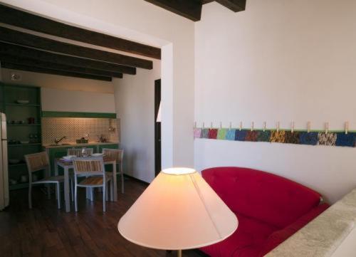 特拉帕尼拉马坦萨酒店的客厅配有红色的沙发和桌子