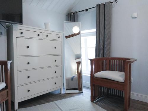 杜德尔多夫Living-in-History: Heidi Braun Cottage的一间卧室配有五斗柜和椅子