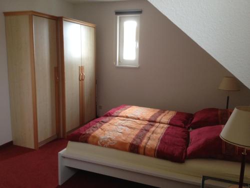 萨加尔德Ferienwohnung "Möwe" im Ferien-Resort Rügen的一间卧室设有一张床和一个窗口