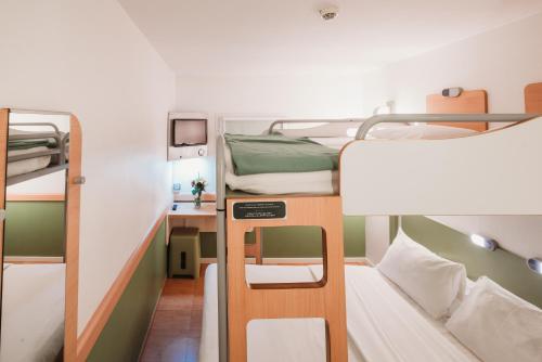 非斯MIA HOTELS Fes的小房间设有两张双层床和一张书桌