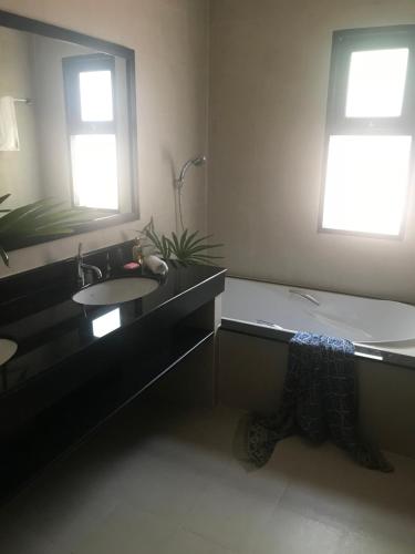 班泰野棕榈别墅的带浴缸和盥洗盆的浴室